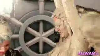 مثليات سمراوات: تقبيل عميق وفعل بحزام