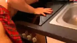 مراهقة سمراء تتعرض لت finger لبظرها المبلل قبل جنس صعب