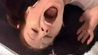 وجه تلتهمه عضوة الشاعر الصلبة العملاقة