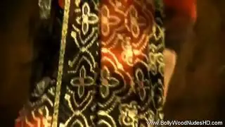 رقصة قاسية: طيز ممتلئة وثديين ثقيلين في حركة إثارة