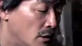 ساحقتان شقراوتان تفركان مهبليهما قبل جنس جماعي مع فحل