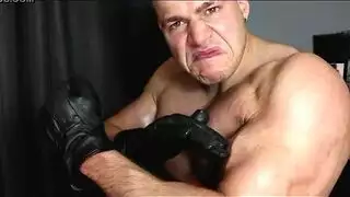 شاب مثير يأخذ اختراق مهبلي وشرجي مزدوج