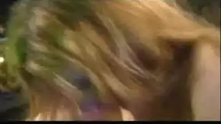 إعصار مزدوج: العاهرة الشقراء لا تستطيع تحمل الأعمدة