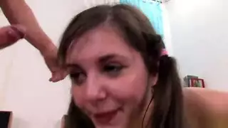 تدريب مراهقة على البلع العميق – اختناق وسيلان اللعاب على القضيب