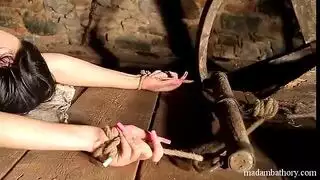 مكافأة الفارس: قذف في الحلق من عاهرة الحانة