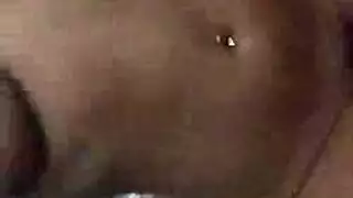 طالبة شقراء تمارس الجنس مع نفسها بعمق بلعبة مزدوجة النهايات، وثدييها يرتدان بعنف