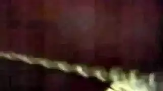 يرفع قدميها ساخنة