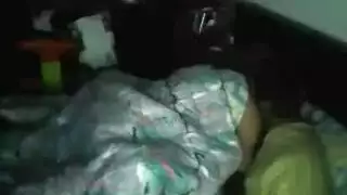 فيلم إباحي للزوجين: جنس ساخن في غرفة النوم مع سمراء جميلة