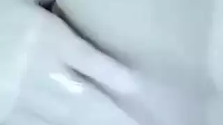 ثدي عربية أبيض كبير يُكشف في هذا المشهد الإباحي الصريح