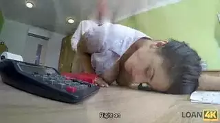 جلسة شرجية في الشركة: موظفة ذات أثداء كبيرة تقوم بمشهد إباحي مدفوع وقاسي