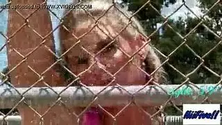 ملء جميع فتحات عاهرة شقراء مفتونة بالقضيب