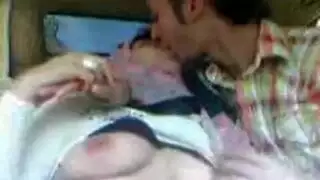 مخطوبان ومثاران: مص قضيب في السيارة يؤدي لقذف داخلي