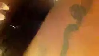 مراهق يداعب فرج مراهقة ضيقة بأصابعه حتى تبلغ النشوة بشدة