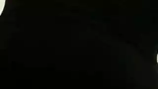 فتاة الكاميرا المحتاجة تبدأ بالاستمناء، تنتهي بممارسة جنس جماعي صباحي لأجل المال