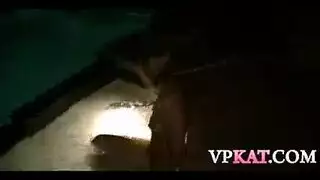 جلسة عزل إباحية: فتاة صغيرة سمراء تفتح ساقيها وتداعب بظرها