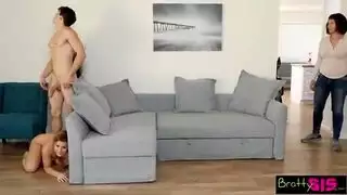 امرأة ناضجة وصديقتها تشاركان شاباً في ثنائي جنسي صريح