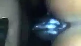 جميلة سمراء ذات شعر مجعد تمص بقوة بينما تُضاجع بقضيب سمين