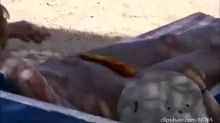 مستثنية بلا خجل: شقراء تمارس الجنس بوضعية الكلب للجمهور على الشاطئ