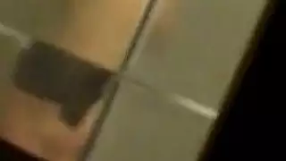 مشهد حمام إكس إكس إكس: ميلف بشورت شبكي تتعرض للجماع بقوة