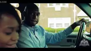 شاب يشاهد فتاة سمراء تلمس نفسها