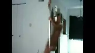 فتاة القطب الصغيرة متحمسة لمشهد إباحي خلف الكواليس وتقبيل حار