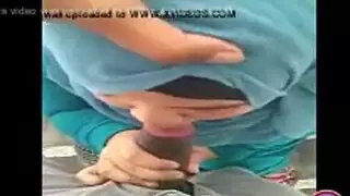 جلسة حلق عميق لفتاة محجبة تنتهي بالقذف على وجهها