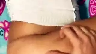 يدخل يده بالكامل فى طيب المرأه