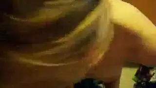 فتاة نردية تأخذ صديقين في علاقة ثلاثية بغرفة النوم في وقت متأخر من الليل