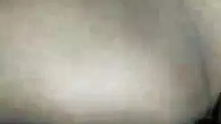 سمراء حمراء الشعر ساخنة تواجه رجلين: تمص قضيبًا وتداعب بظرها المنتفخ