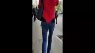 المرأة ذات الشعر الأسود لديها قضيبه الطويل الصعب داخل شقها الرطب ، حتى تقذف