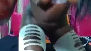 فتاة سمراء تأخذ قضيبًا غليظًا في مؤخرتها