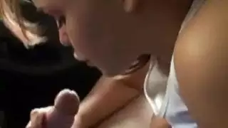 سمراء ضخمة الصدر تستمتع بنفسها في السيارة لعبة مهبلية إكس إكس إكس