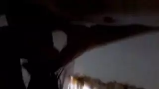 كان بارعًا في الضرب حتى جعل عينيها تتدحرجان إلى رأسها ، مثل قطة تطارد ذيلها