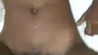 بيبي فاتنة تمتص ديك أفضل صديق لها ، بينما صديقته خارج المدينة