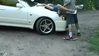 إكس إكس إكس فرنسي في الغابة: نيك سيارة يؤدي إلى مص عميق بكاميرا تجسس