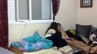 الوسيم المصري يملأ فتحاتها الضيقة في مشهد صريح إكس إكس إكس