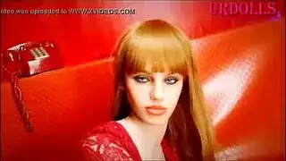 هي تدلك قضيبه حتى الصلابة الكاملة، ثم تأخذه بعمق داخلها