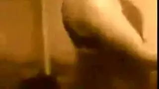 مصرية ترقص بالكعب العالى