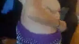 شعر كاندي لين الأحمر وفرج جينا الصغير الضيق في جنس جماعي مغمور بالشمس