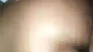 جنس جماعي في غرفة المعيشة: قضيب واحد، العديد من الفتحات المبللة