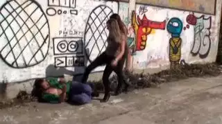 عاهرة كرتونية تُملأ بديلدو خضار