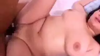 آسيوية ممتلئة الجسم تمتلئ من طرفين في ثالوث جنسي صريح