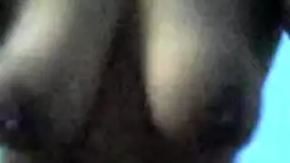 فتاة مصرية متشوقة تتعرى وتستعرض جسدها المذهل