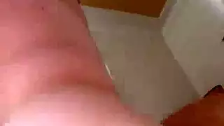 جوارب امرأة ناضجة تُداعب ثم تُضاجع بعنف من قبل عشاق صغار