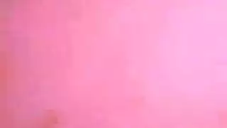 مراهقة بمؤخرة ممتلئة تكشف عن ثدييها الطبيعيين