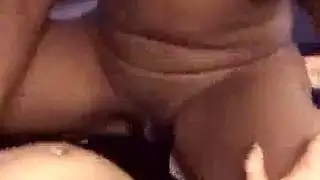 عاهرة ممتلئة الجسم ذات أثداء عملاقة تحب الجنس الشرجي الخشن