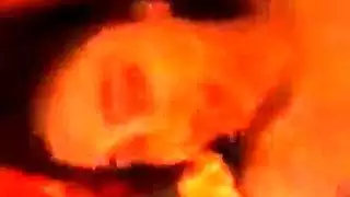 أثداء مبللة وشرج بجانب حوض السباحة