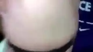 فتاة عربية تأخذ قضيبًا صلبًا في مهبلها الضيق