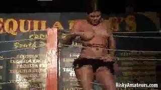 حفلة سحاقية مراهقات: فروج صغيرة تتدلك معًا