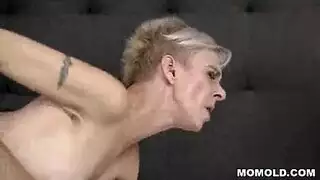 امرأة شقراء ناضجة هي ركوب ديك أفضل صديق لها، في موقف راعية البقر عكس، أثناء الحصول على مارس الجنس